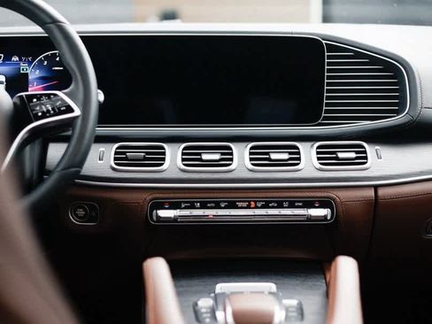 Used 2024 Mercedes-Benz GLE 350 4MATIC w/ Driver Assistance Package image 21