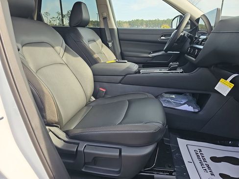 New 2026 Nissan Pathfinder SL w/ SL Premium Package FWD image 13