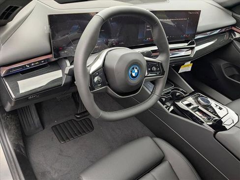Used 2025 BMW i5 eDrive40i w/ Premium Package image 3