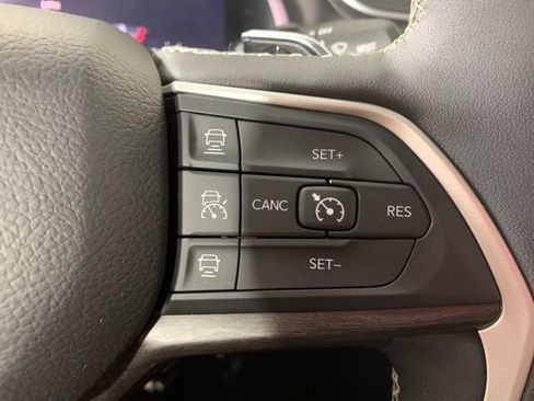 Used 2023 Jeep Grand Cherokee L Limited w/ Black Appearance Package image 20