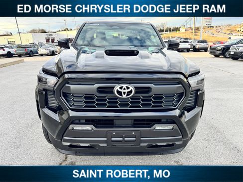 Used 2025 Toyota Tacoma SR5 image 2