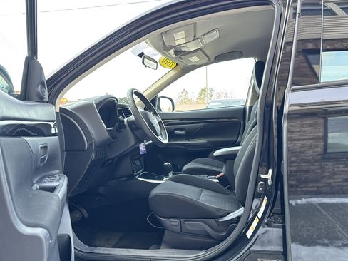 Used 2020 Mitsubishi Outlander ES image 10