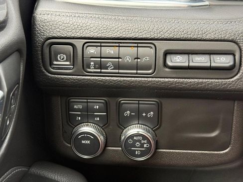 Used 2021 GMC Yukon XL Denali w/ Denali Premium Package image 28