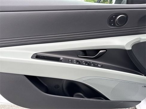 New 2025 Hyundai Elantra Limited image 10