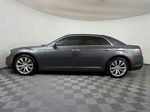 Used 2019 Chrysler 300 Limited RWD image 2