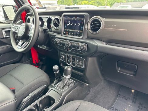 Used 2023 Jeep Gladiator Overland AWD/4WD image 18