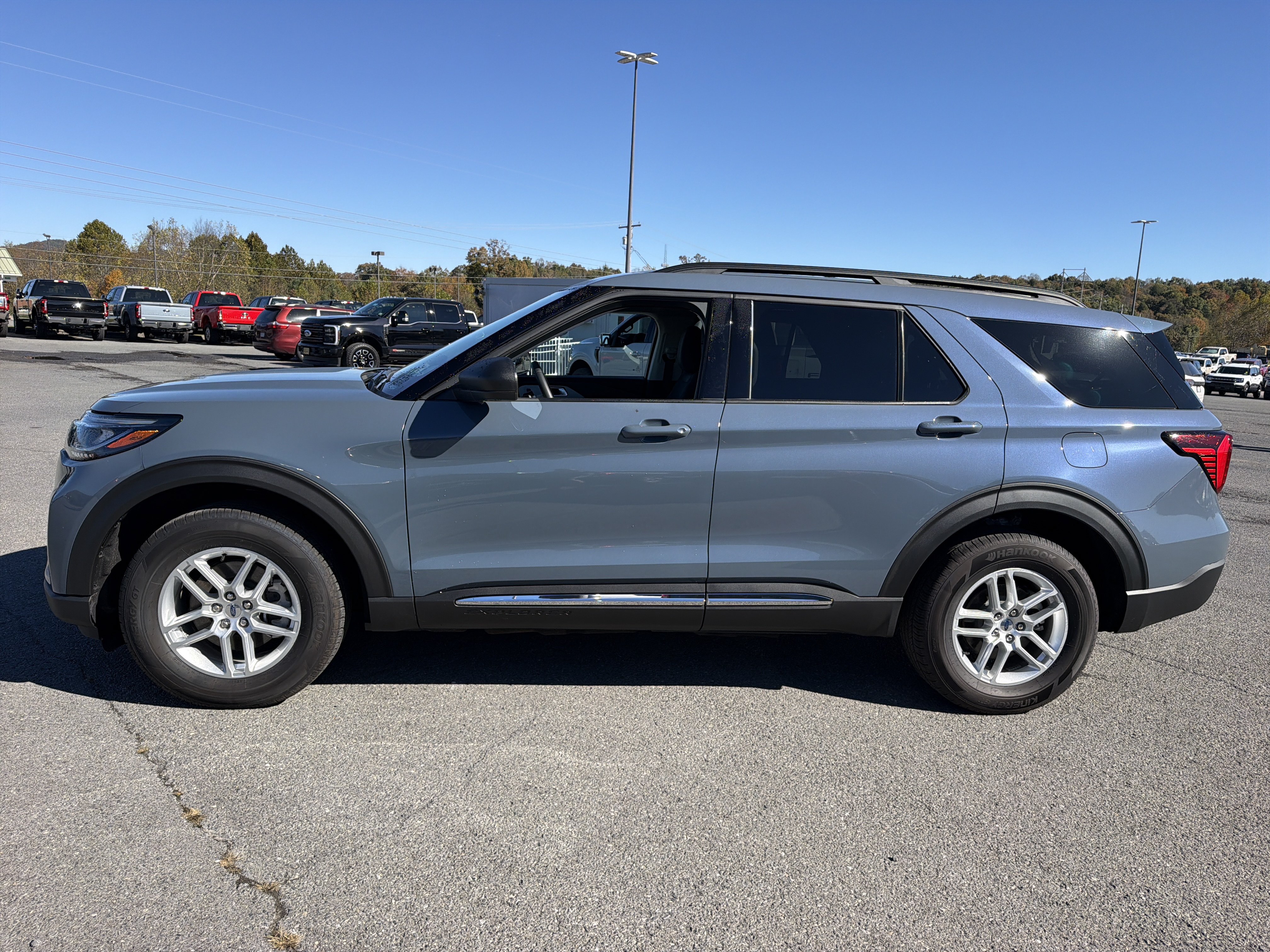 Used 2025 Ford Explorer Active AWD/4WD image 8