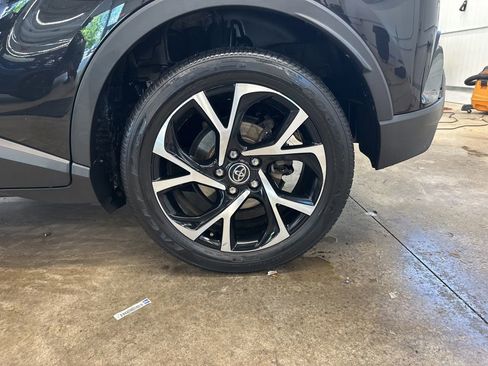 Used 2018 Toyota C-HR XLE FWD image 27