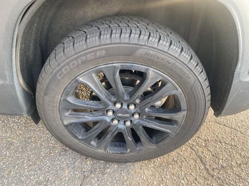 Used 2023 GMC Acadia SLE w/ Driver Convenience Package image 12