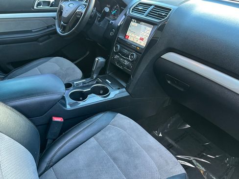 Used 2017 Ford Explorer XLT w/ Equipment Group 202A FWD image 19
