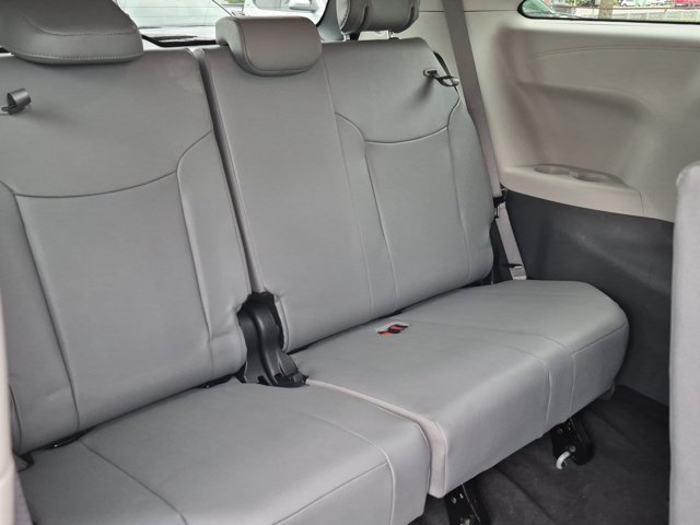 Used 2024 Toyota Sienna XLE FWD image 18