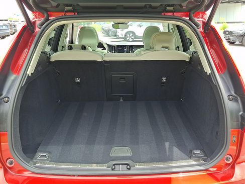Certified 2024 Volvo XC60 B5 Plus AWD/4WD image 30