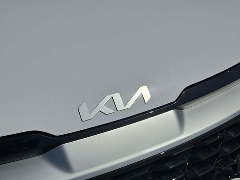 Used 2025 Kia Sportage EX FWD image 11