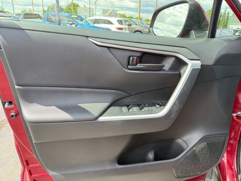 Used 2019 Toyota RAV4 LE AWD/4WD image 20