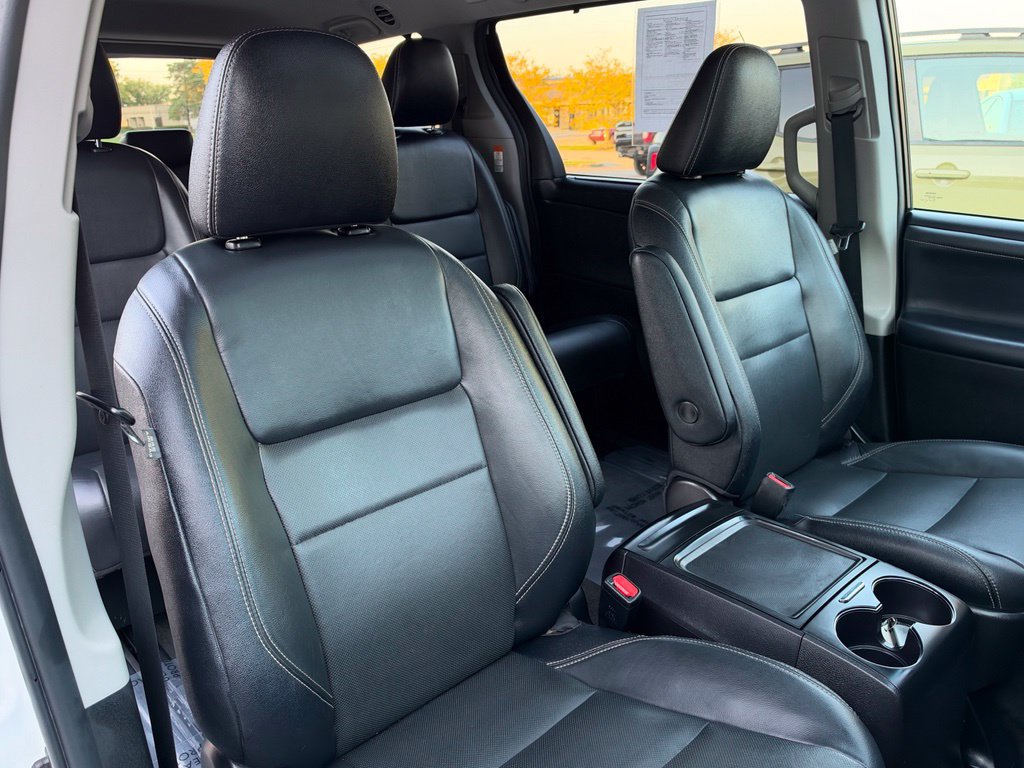 Used 2017 Toyota Sienna SE Premium w/ Outdoor Package FWD image 22