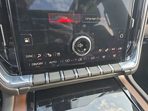 Used 2026 GMC Yukon Denali w/ Sun & Power Step Package AWD/4WD image 28