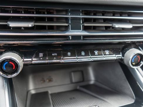 Used 2025 Chevrolet Traverse High Country image 31