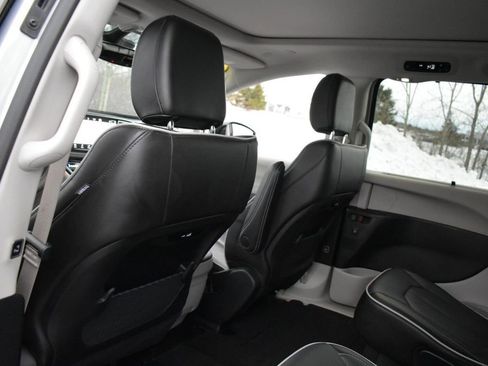 Used 2024 Chrysler Pacifica Limited image 26