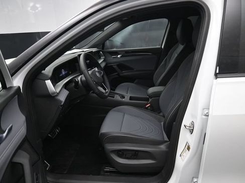New 2026 Volkswagen Tiguan SE R-Line AWD/4WD image 9