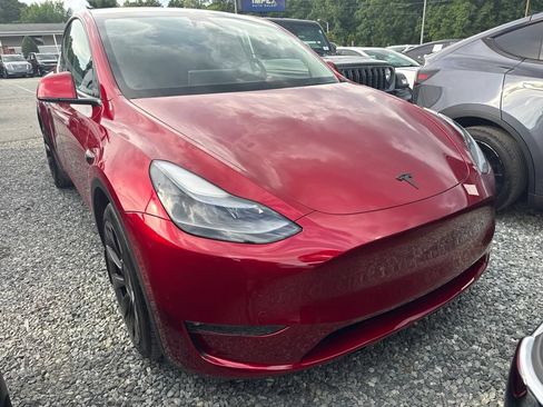 Used 2024 Tesla Model Y Long Range AWD/4WD image 2