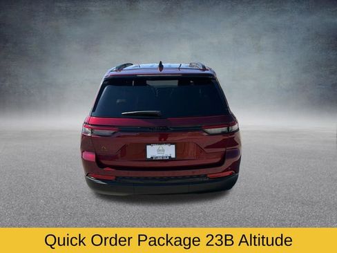 Used 2025 Jeep Grand Cherokee Altitude image 9