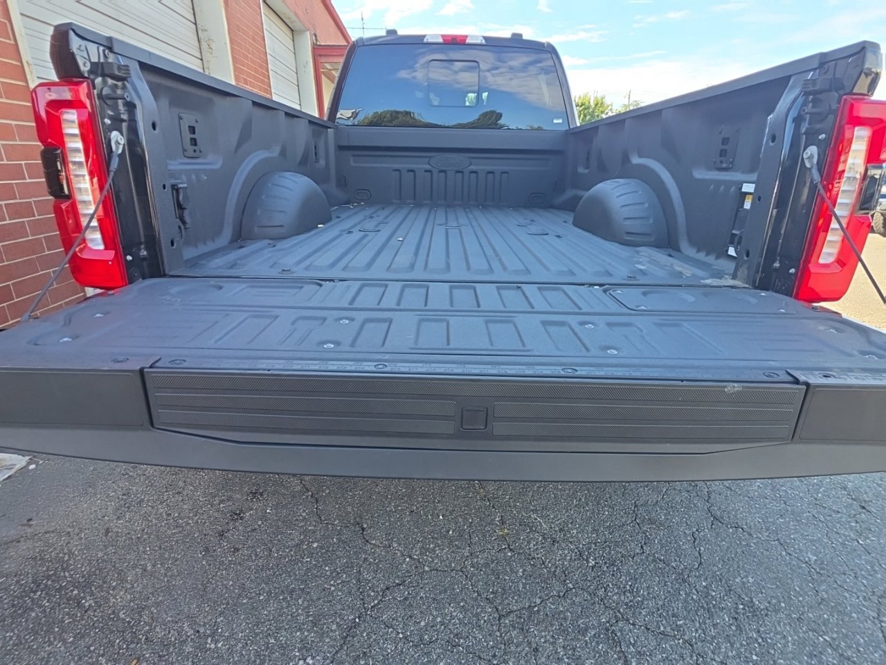 Used 2025 Ford F350 Lariat w/ Lariat Ultimate Package AWD/4WD image 40