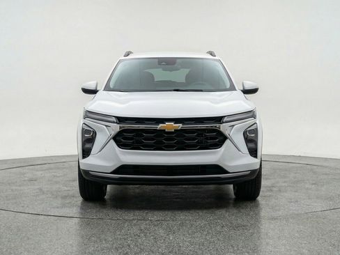 Used 2025 Chevrolet Trax LT image 2
