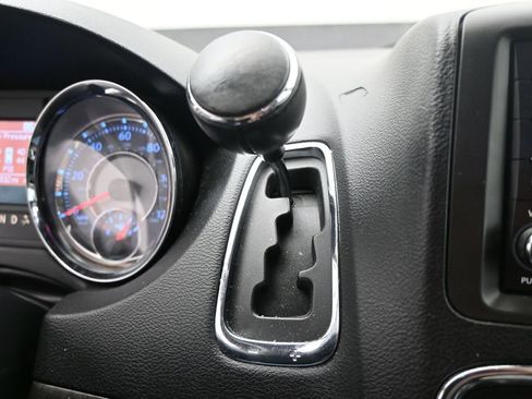 Used 2015 Chrysler Town & Country Touring-L w/ Driver Convenience Group image 23