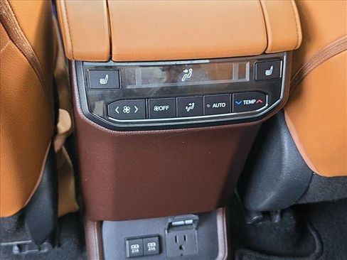 Used 2021 Toyota Highlander Platinum FWD image 18