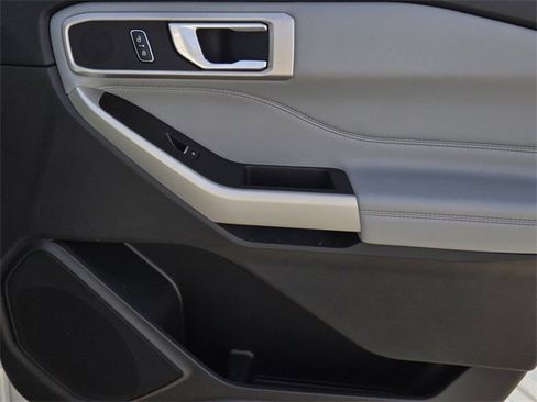 Used 2022 Ford Explorer XLT w/ Equipment Group 202A image 8