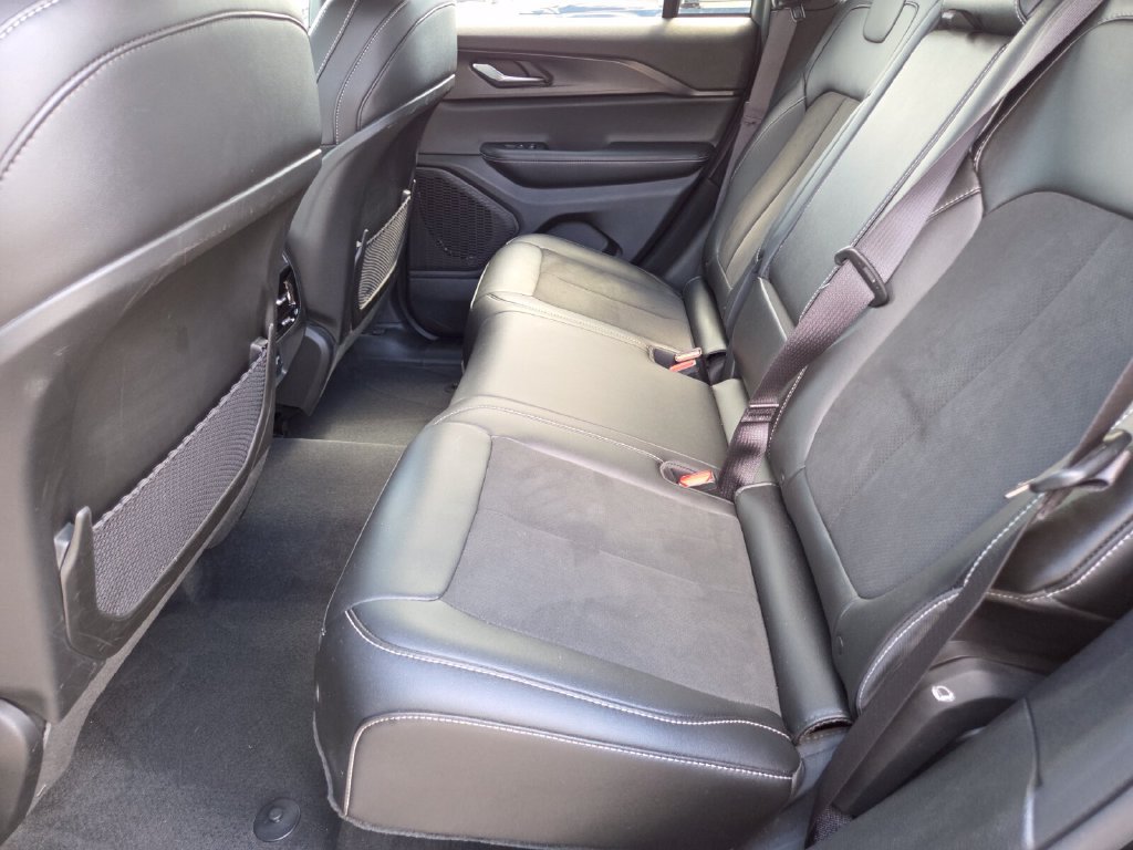 Used 2025 Jeep Grand Cherokee Altitude AWD/4WD image 23