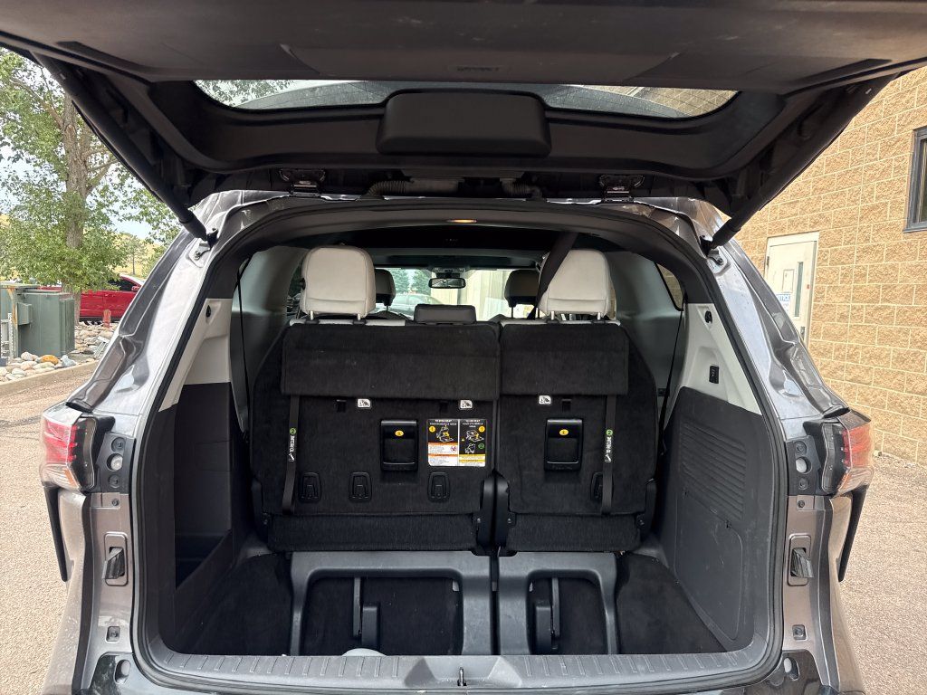 Used 2022 Toyota Sienna XSE w/ XSE Plus Package FWD image 8