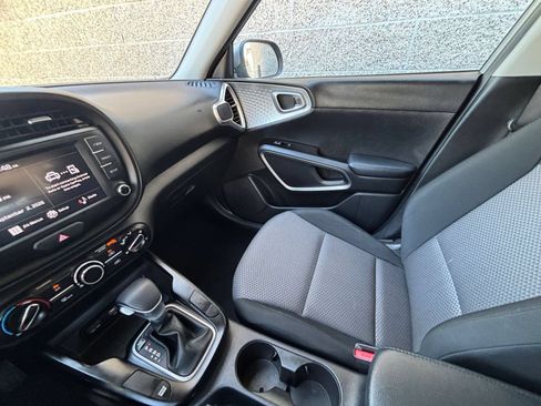 Used 2025 Kia Soul LX w/ LX Technology Package FWD image 32
