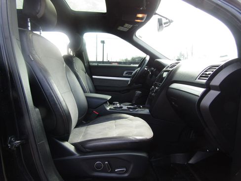 Used 2017 Ford Explorer XLT w/ Equipment Group 202A image 10