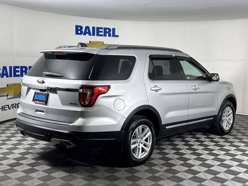 Used 2018 Ford Explorer XLT image 5