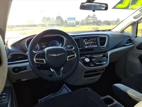 Used 2022 Chrysler Voyager LX image 9