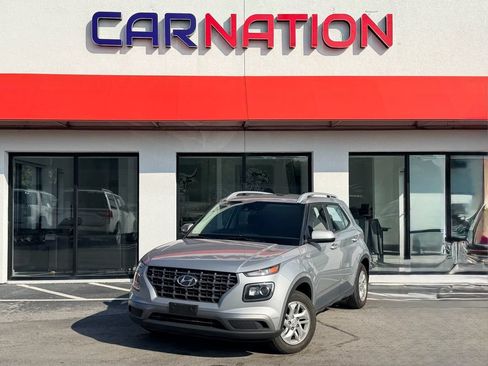 Used 2020 Hyundai Venue SEL w/ Convenience Package FWD image 2