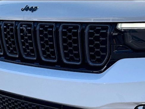 Used 2023 Jeep Grand Cherokee Summit AWD/4WD image 33
