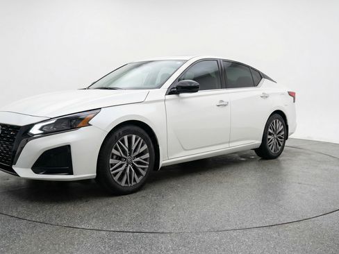 Used 2025 Nissan Altima 2.5 SV FWD image 3