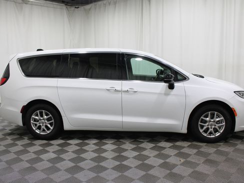Used 2024 Chrysler Pacifica Touring-L FWD image 29