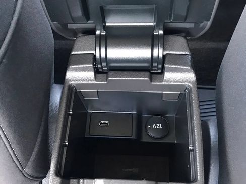 Used 2018 Ford Focus SE w/ SE Appearance Package FWD image 28