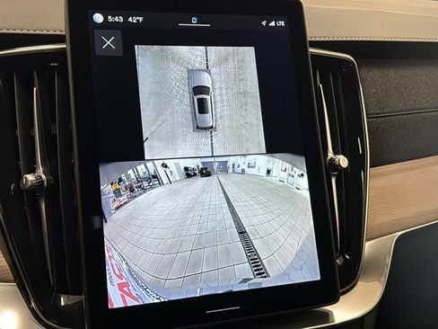 Used 2025 Volvo XC90 B6 Plus image 18