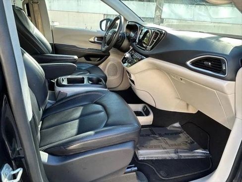 Certified 2023 Chrysler Pacifica Touring-L FWD image 31