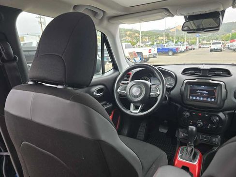 Used 2018 Jeep Renegade Trailhawk w/ Popular Equipment Group AWD/4WD image 10