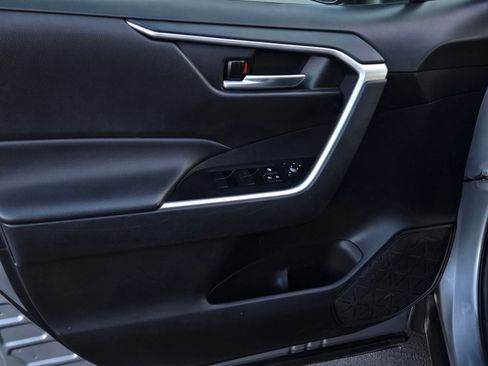 Used 2021 Toyota RAV4 XLE image 9