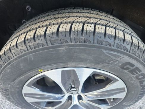 Used 2020 Toyota Highlander XLE image 8