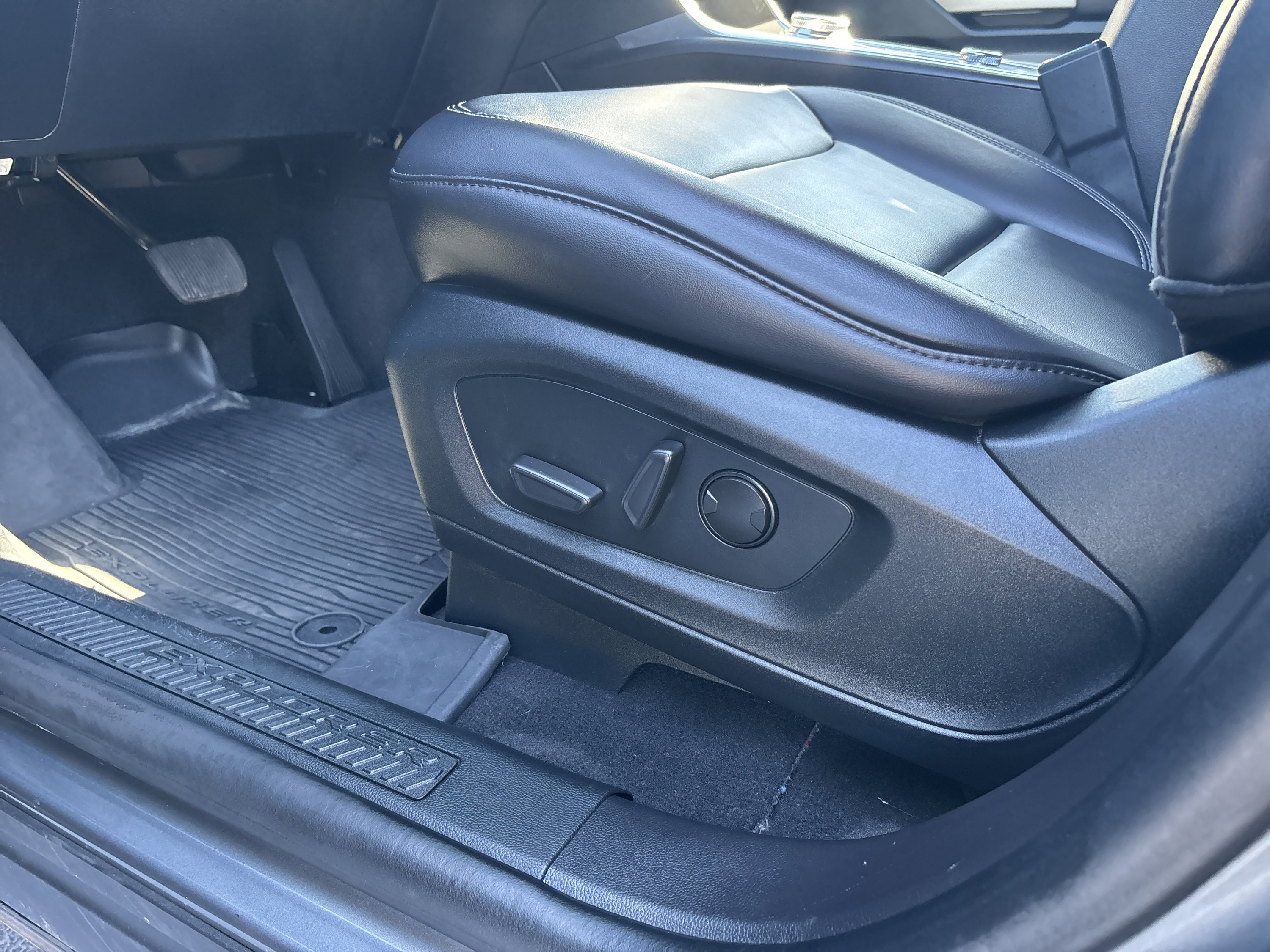 Used 2022 Ford Explorer XLT w/ Equipment Group 202A AWD/4WD image 10