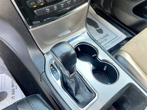 Used 2022 Jeep Grand Cherokee Laredo X image 16