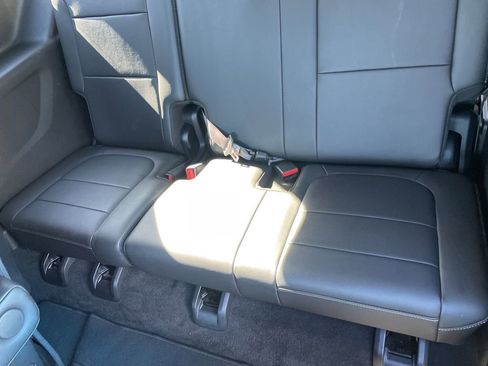 Used 2023 Chevrolet Traverse LT image 48