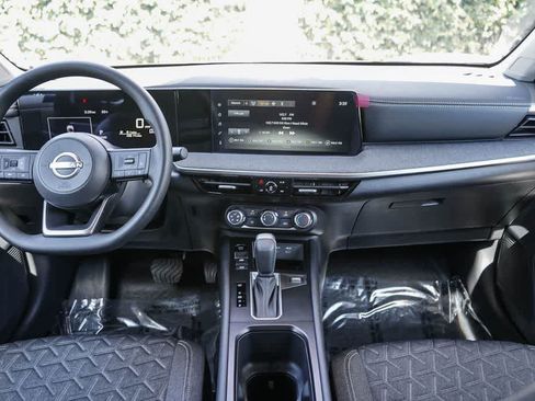 Used 2025 Nissan Kicks SV FWD image 9
